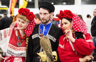 İki kadın ve bir adam Ulusal Rus giysiler ve Şahin kuş