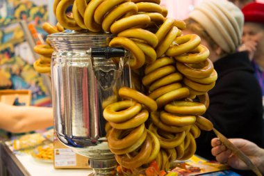 Su ve simit kaynar için bir semaver Rus geleneğidir