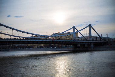 Gün batımını arka planda köprü
