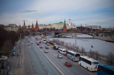 Moskova Kremlin, Moskova Nehri ve otobüs