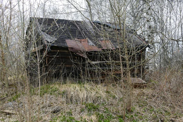 Huset är gammalt i den ryska byn — Stockfoto