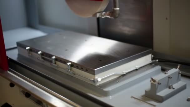 Rotatingly oscillating metal processing machine — Stock Video