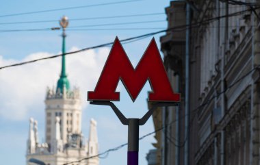 M Moskova'da yeraltı metro semboldür