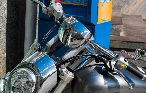 Motocicleta fica na rua — Fotografia de Stock