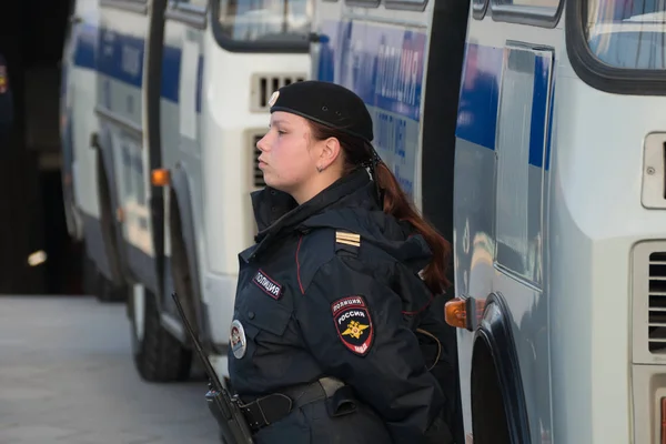 Lady-policeman at the bus, — Stock Photo, Image