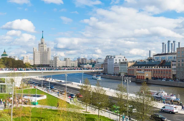 Park Zariadye met een brug naar het midden van de rivier — Stockfoto