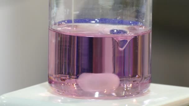 Capacité avec liquide rose rotatif 