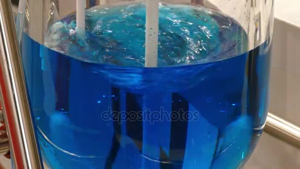 Bombilla con líquido azul giratorio — Vídeo de stock