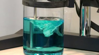 Mavi sıvı dönen ampul