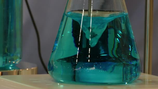 Лампочка с вращающейся голубой жидкостью — стоковое видео