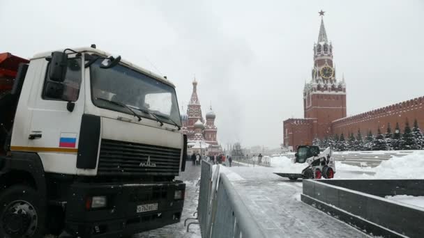 Schneereinigung in der Nähe des Kreml — Stockvideo