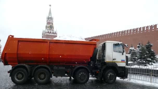Úklid sněhu na Kreml — Stock video