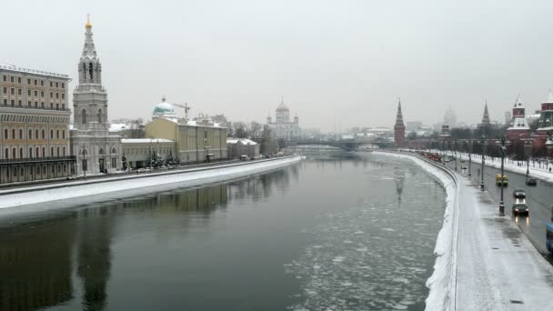 Кремль набережну та ріку Москви — стокове відео