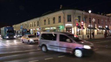 Şehir merkezindeki Moscows akşam sokağı