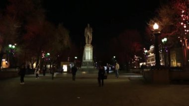 Şehir merkezindeki Moscows akşam sokağı