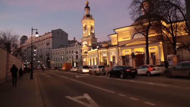 Avondstraat en kerk in Moskou — Stockvideo