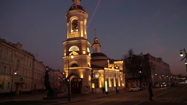 Kvällsgatan och kyrkan i Moskva — Stockvideo