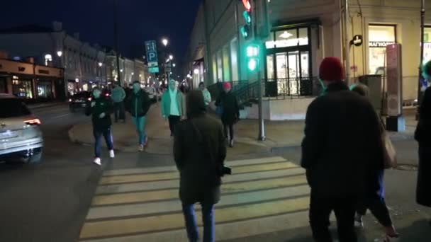 Travessia de pedestres à noite em Moscou — Vídeo de Stock