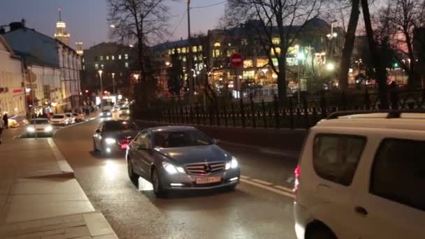 Moscows βράδυ δρόμο στο κέντρο της πόλης — Αρχείο Βίντεο