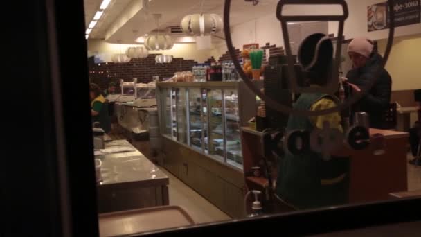Café vitrine em Moscou à noite — Vídeo de Stock