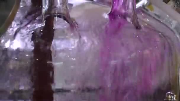 Glazen resveuar met gekleurde vloeistof — Stockvideo