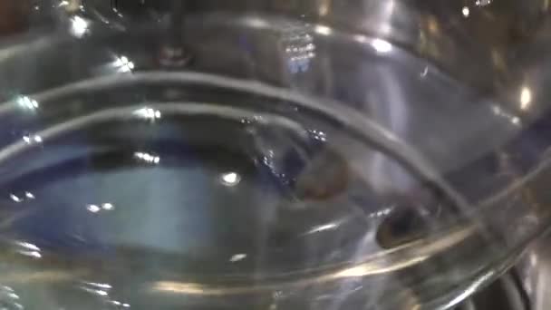 플라스크는 깨끗하고 안에 있는 액체는 깨끗 합니다. — 비디오