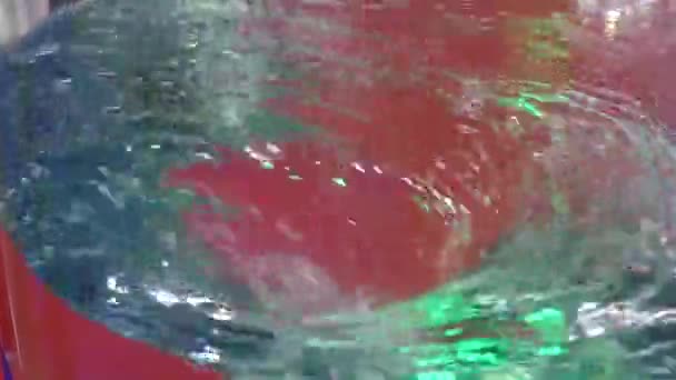 Embudo de agua que brilla en diferentes colores — Vídeo de stock