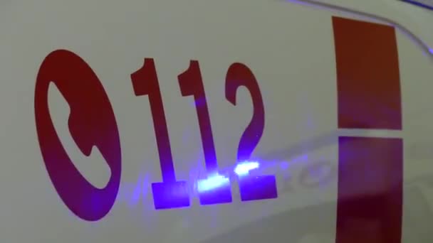 Auto ambulance péče bílá červená 112 Rusko — Stock video