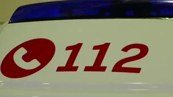 Auto ambulance péče bílá červená 112 Rusko — Stock video