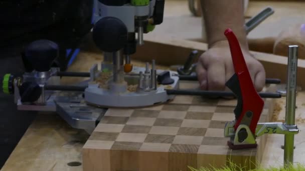 Carpintaria com a ferramenta tabuleiro quadriculado — Vídeo de Stock