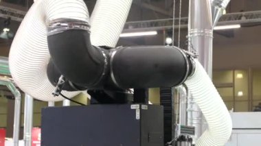 Tavandaki hava boruları.