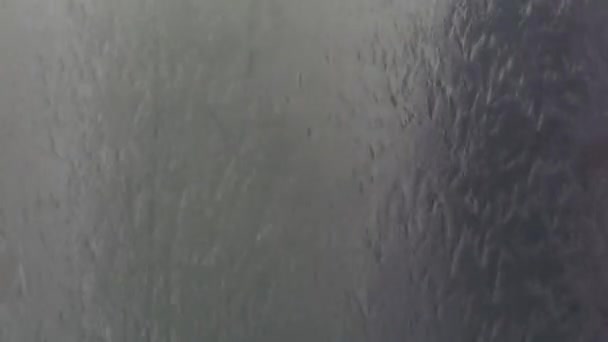 Вода течет по стене в качестве фона — стоковое видео