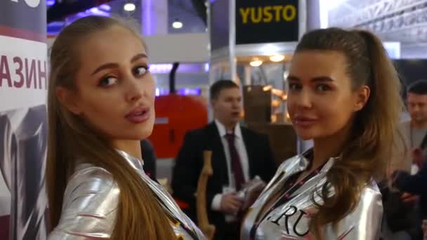 Beaux modèles de filles sur l'exposition — Video