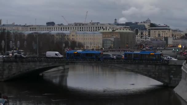 Río Moscú en la tarde de invierno — Vídeo de stock