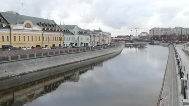 Río Moscú en la tarde de invierno — Vídeo de stock