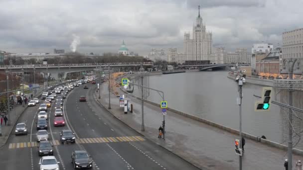 Un coche en el centro de Moscú junto al río — Vídeo de stock