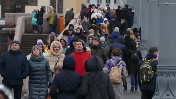 Menschen, die die Straße hinuntergehen — Stockvideo