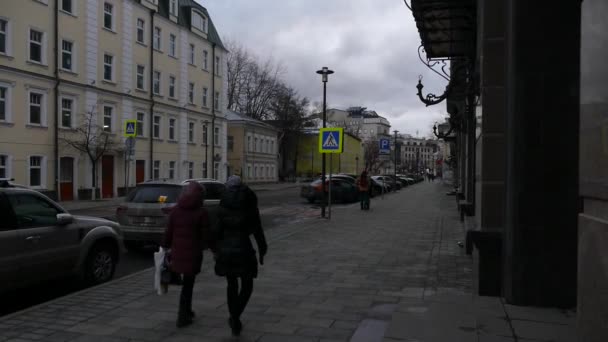 Street in the center of Moscow and old houses — Stock Video