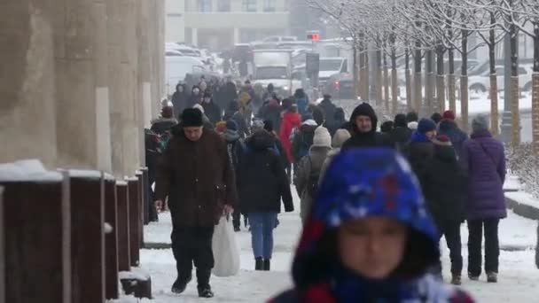 Pessoas descem a rua em Moscou, Rússia, 10.1.2020 — Vídeo de Stock