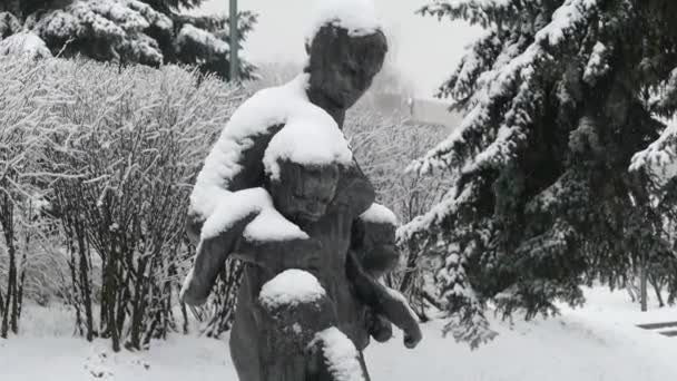Памятник в снегу, парк Горького в Москве зимой — стоковое видео