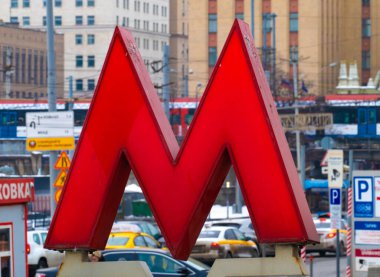 Moskova 'daki M Metro' nun sembolü.