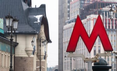 Moskova 'daki M Metro' nun sembolü.