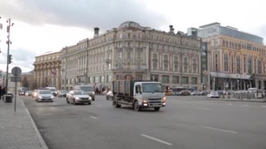 Moskova 'nın ortasında yanıp sönen ışıklar olan bir araba.