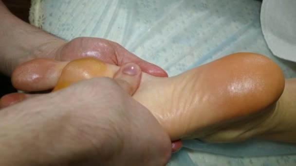 Terapeutisk massage med fötterna med händerna — Stockvideo