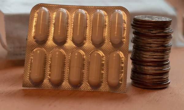 Hastalığın madeni paraları ve hapları.