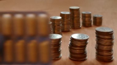 Bozuk para ve hap yığınları