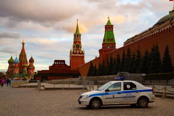 Kreml ściana i samochód policyjny — Zdjęcie stockowe