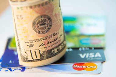 Plastik kartların arka planında 10 Amerikan doları