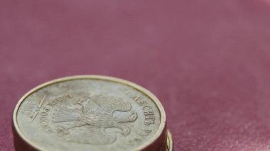 Büyüyen bozuk para yığını 10 ruble