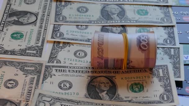 Долларов на столе и 500 рублей — стоковое видео